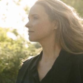 Mette Juul spiller på Dexter