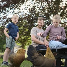 Familie i Den fynske landsby med høns