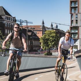 To cyklister på vej over Byens Bro