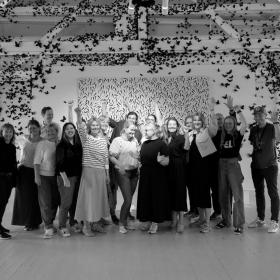 Mødegæster på Brandts i udstillingen S/H