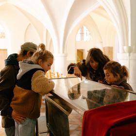 Familie i krypten i domkirken