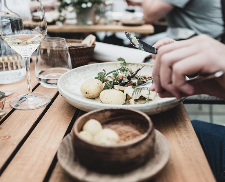Udendørs frokost på Grønttorvet