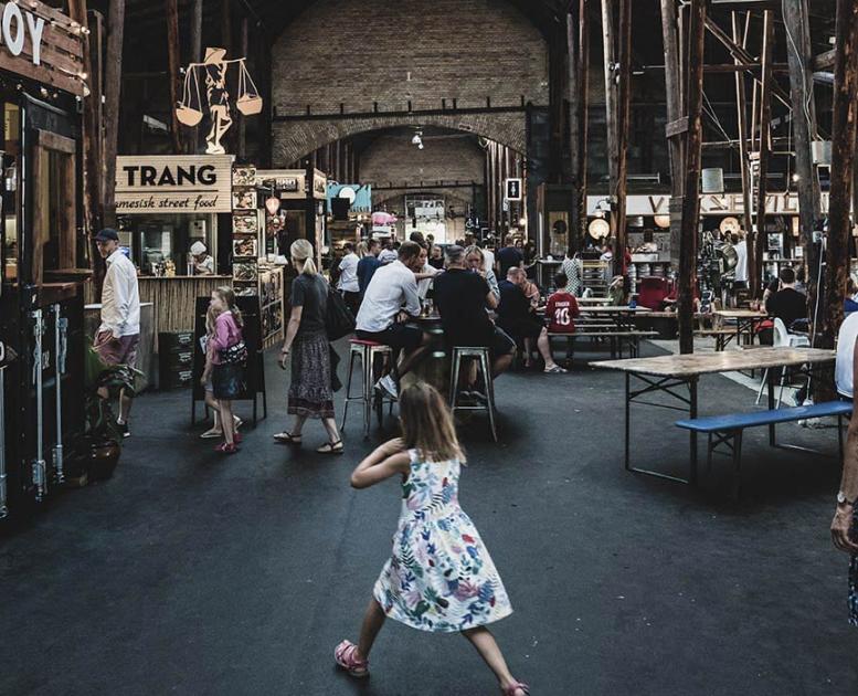 Storms Pakhus lille pige i kjole