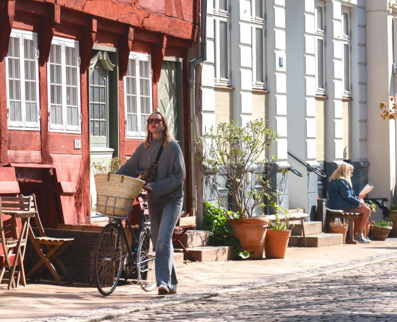 Pige trækker cykel i Nedergade