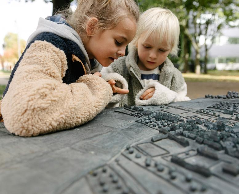 Børn på byminiaturen