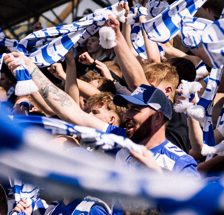 Fans af Odense boldklub i blå og hvide farver