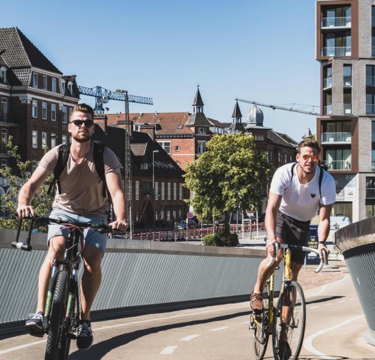 To cyklister på vej over Byens Bro