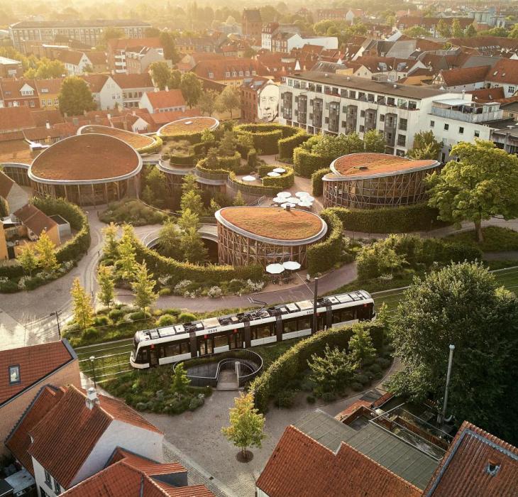 H.C. Andersens Hus med letbane drone