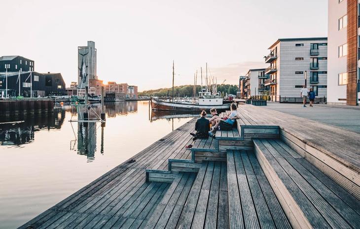 Hænge ud på havnen i solnedgangen