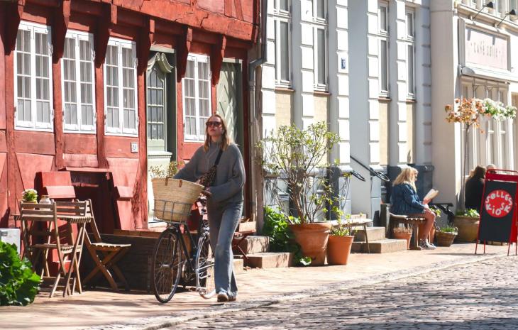Pige trækker cykel i Nedergade